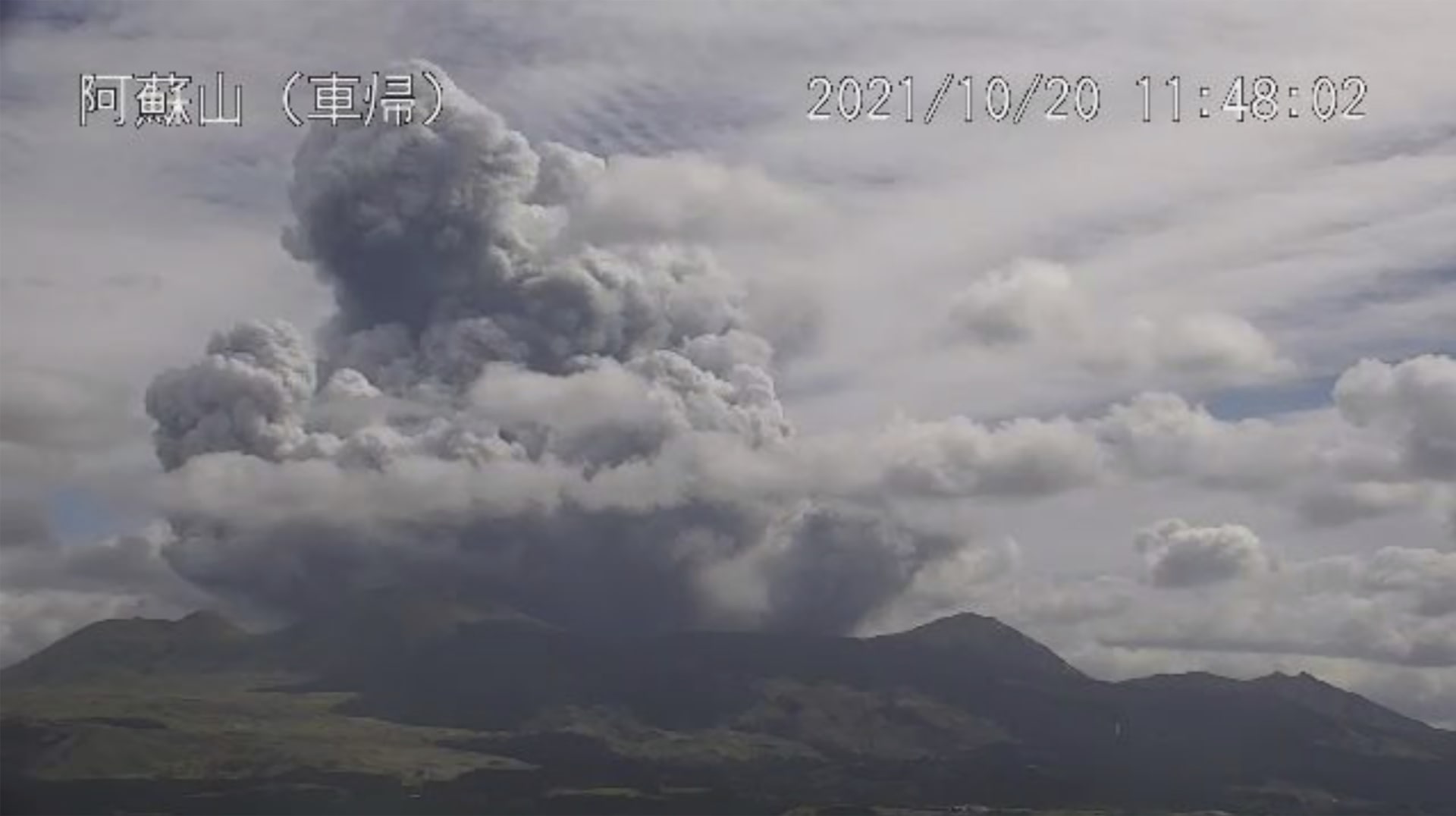 Sopka Aso vychrlila obrovská mračna kouře a popelu.