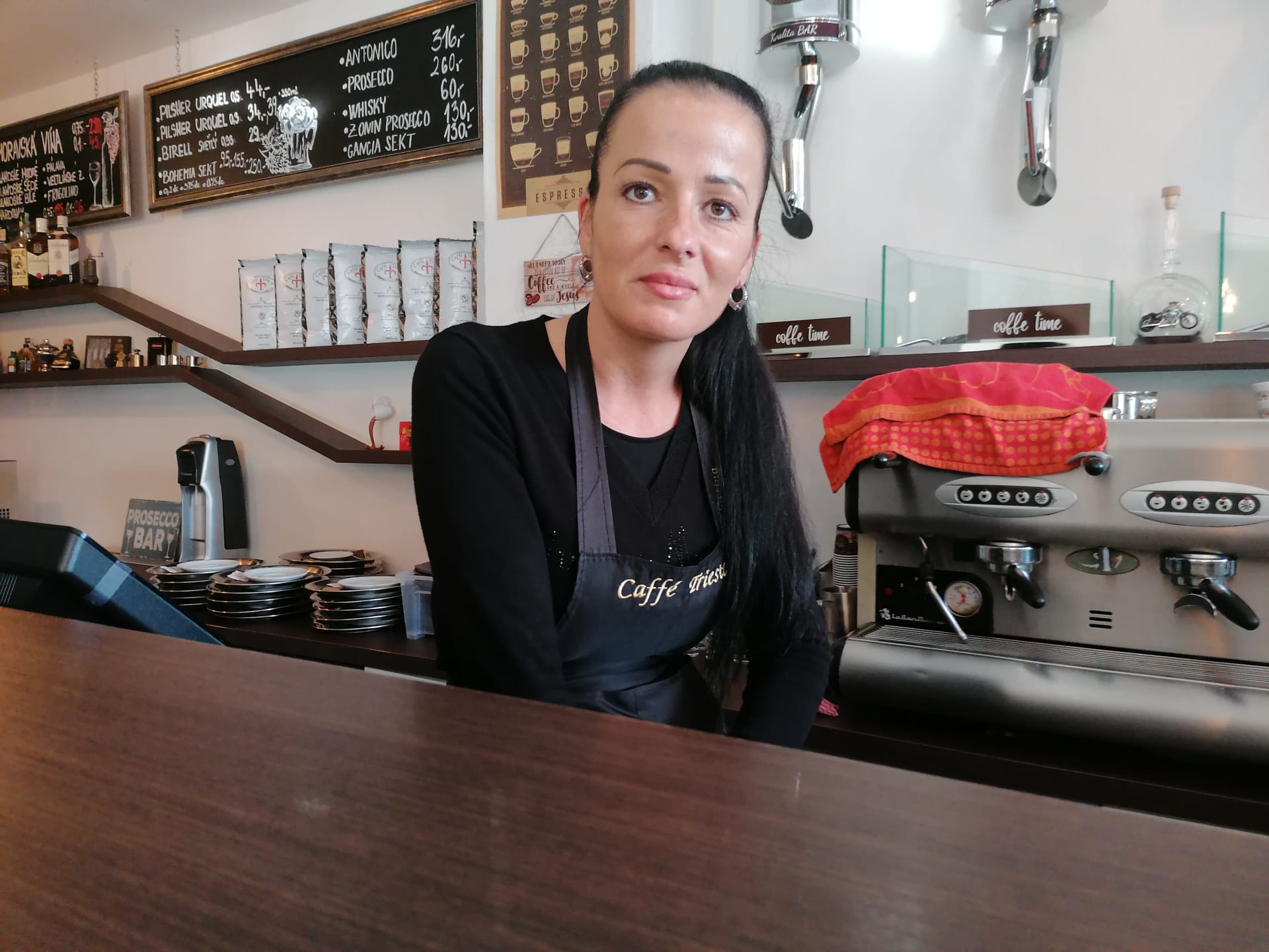 Servírka Martina Mezey v kavárně Caffe Trieste také není očkována. A ani nebude.