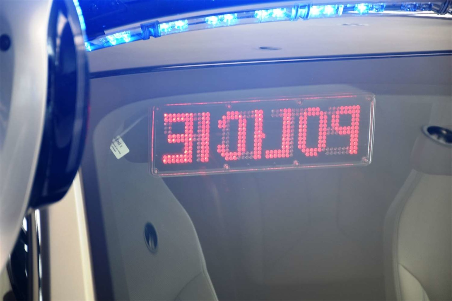 Informační systém u Hyundai bude mít v praxi podobný vizuál jako signalizace na policejních autech usměrňující pachatele přestupků.