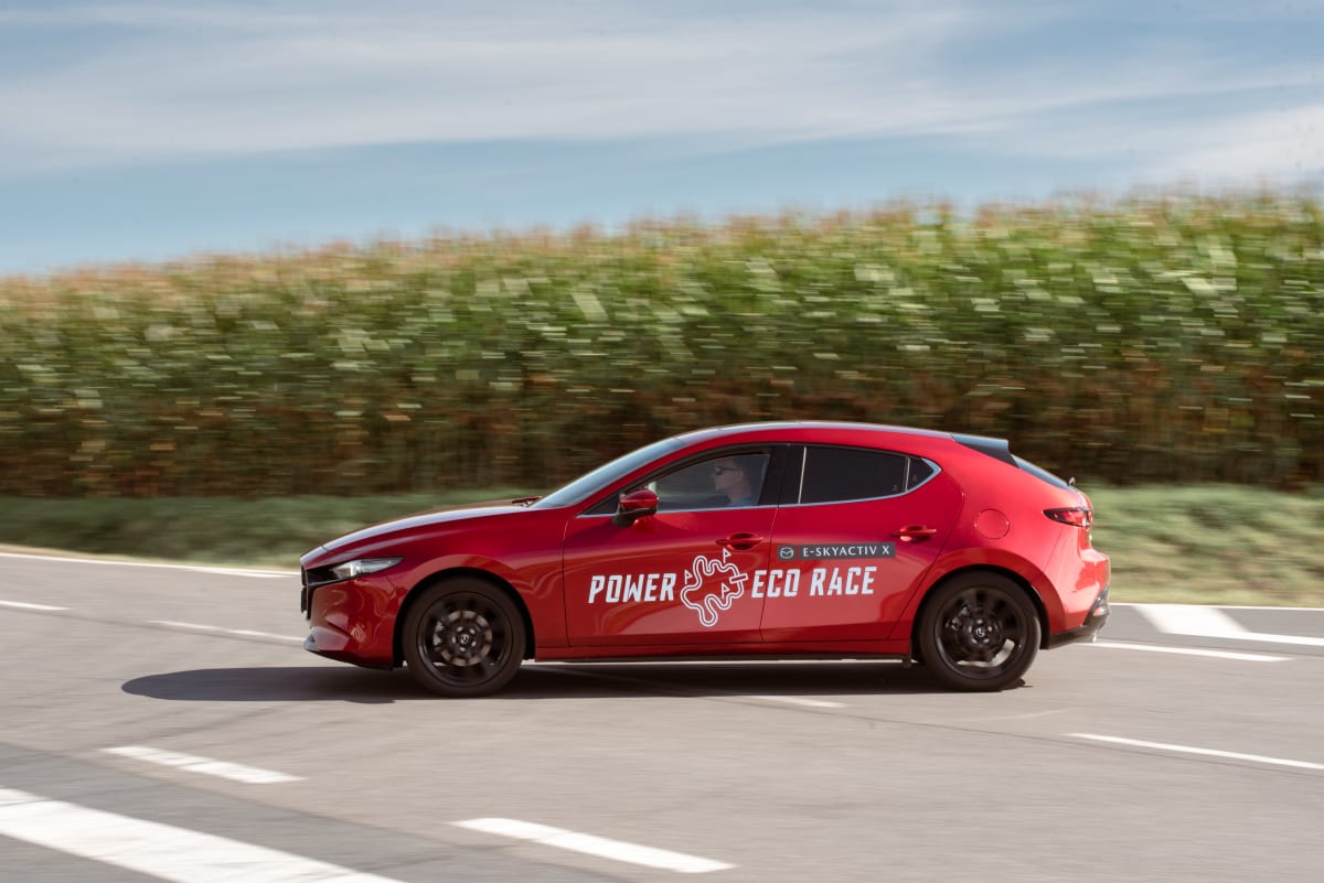 Mazda uspořádala novinářský závod o nejnižší spotřebu. 
