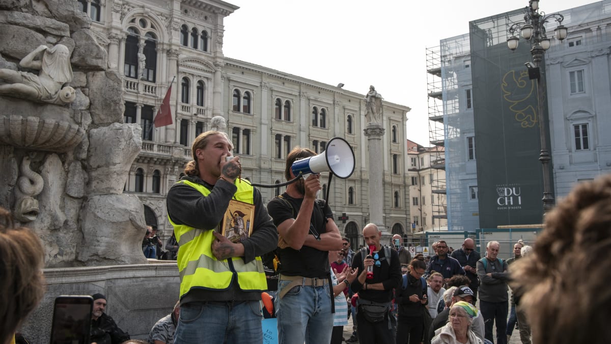 V italském přístavu Terst odstartovaly již minulý pátek protesty proti povinným covidovým certifikátům na pracovištích.