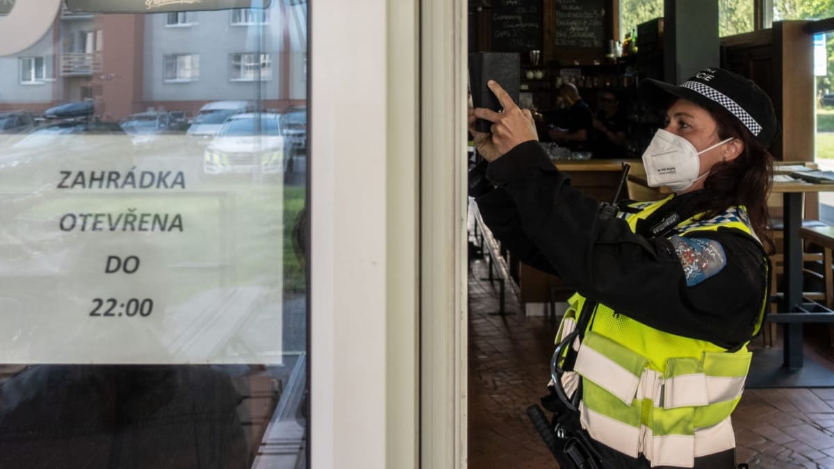 Policejní kontrola v restauraci.