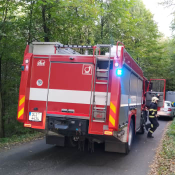 Tragická nehoda mezi obcemi Drnovec a Mařeničky. V autě tam uhořel člověk.