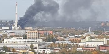 Masivní požár v Praze: Kouř byl vidět na kilometry. Škody půjdou do stovek milionů