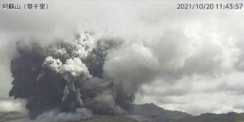 Sopka Aso vychrlila obrovská mračna kouře a popelu.