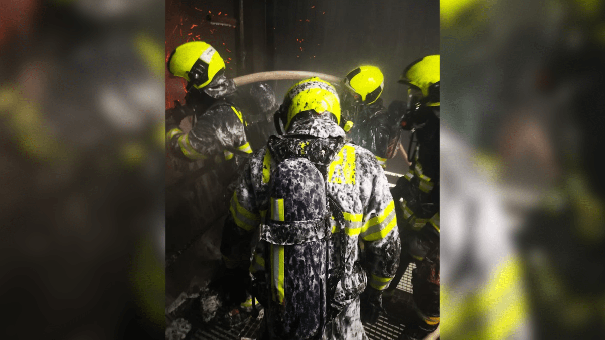 Záběry ze zásahu hasičů v hořící malešické spalovně