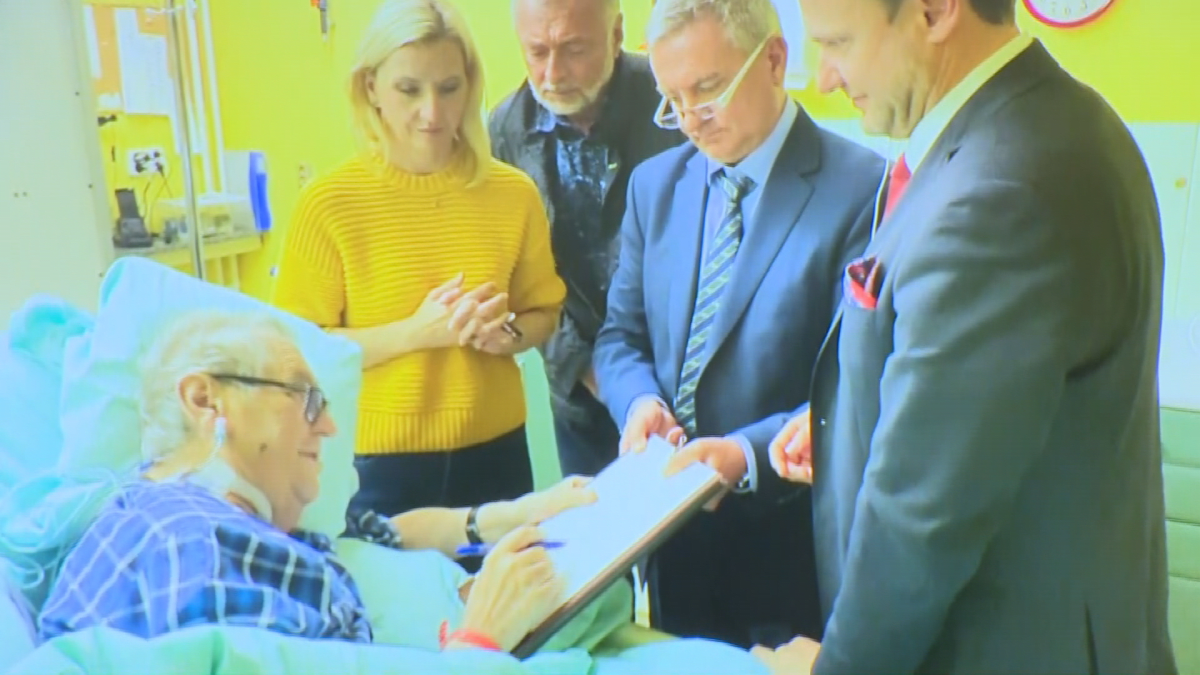 Předávání státních vyznamenání se letos kvůli zdravotním potížím Miloše Zemana přesouvá na 1. ledna.
