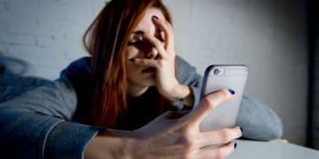 Nepoužívejte mobily před spaním, nabádají experti. Která aplikace škodí nejvíc?