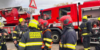 Rozsáhlý požár v pražském bytě: Pět lidí je v péči záchranářů, hasiči zůstávají na místě