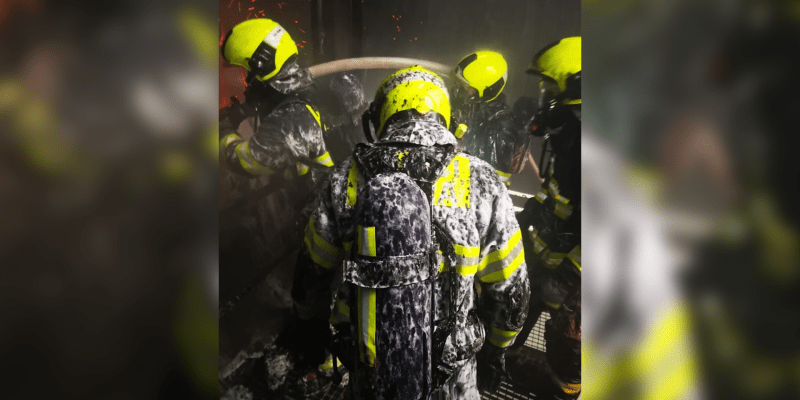 Záběry ze zásahu hasičů v hořící malešické spalovně