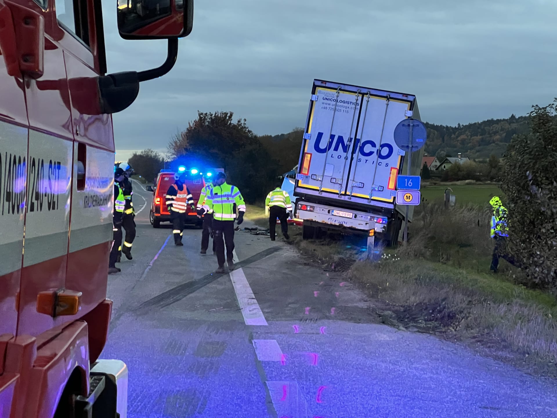 Dva lidé nepřežili střet nákladního vozu a osobního automobilu na silnici 16 u obce Holín na Jičínsku. 