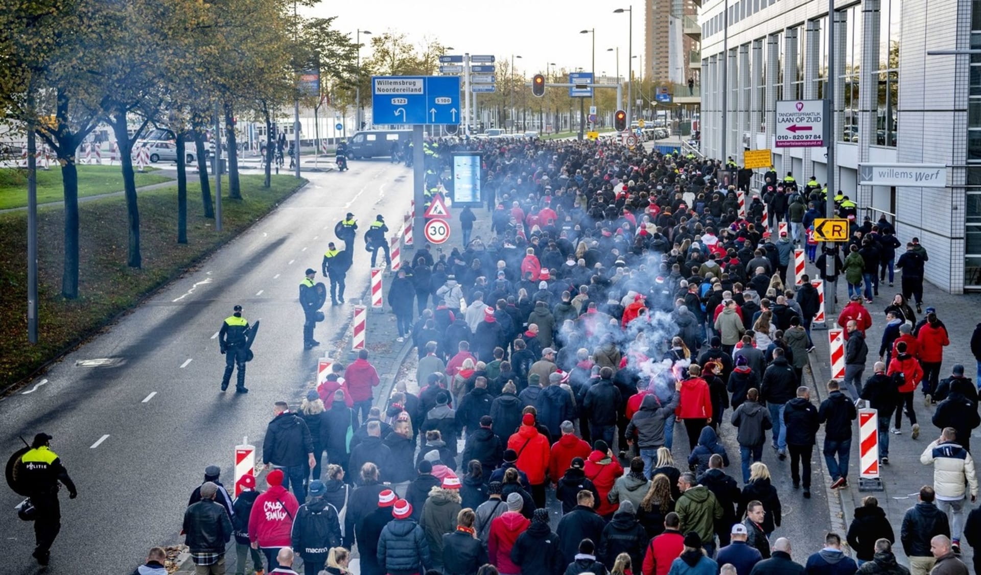 Policie zadržela několik fanoušků Unionu Berlín už při příchodu na stadion Feyenoordu.