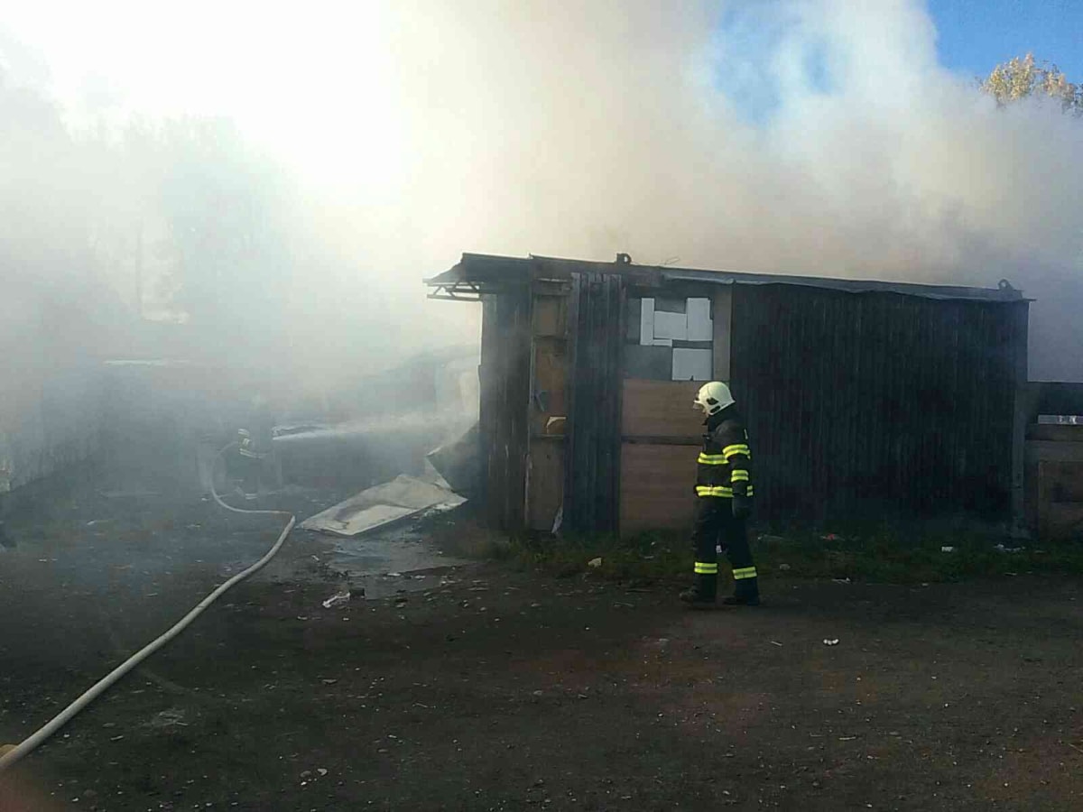 V pátek kolem poledne hasiči zasahovali u požáru domu v osadě. Dvě malé děti zahynuly.