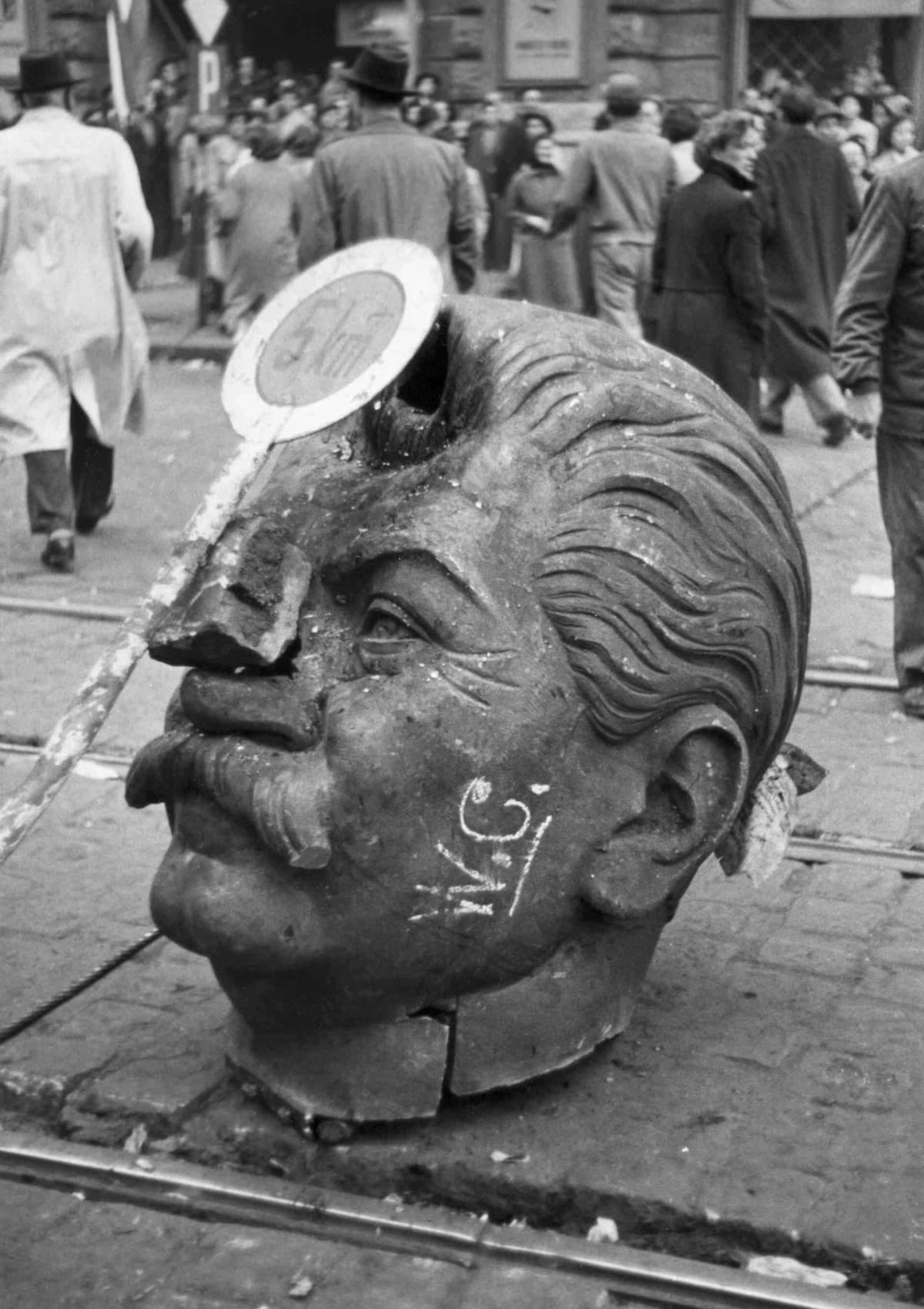 Došlo také ke svržení sochy Josifa Stalina.