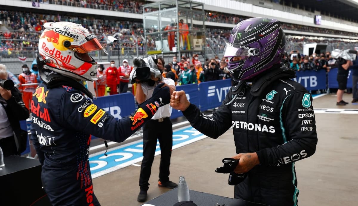 Max Verstappen (vlevo) se spolu s Lewisem Hamiltonem ve formuli 1 starají o strhující podívanou.