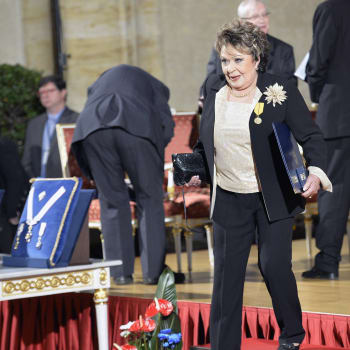 Jiřina Bohdalová dostala státní vyznamenání v roce 2013. Prezident Zeman jí chce nyní udělit vyšší poctu.