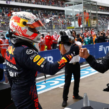 Max Verstappen (vlevo) se spolu s Lewisem Hamiltonem ve formuli 1 starají o strhující podívanou.
