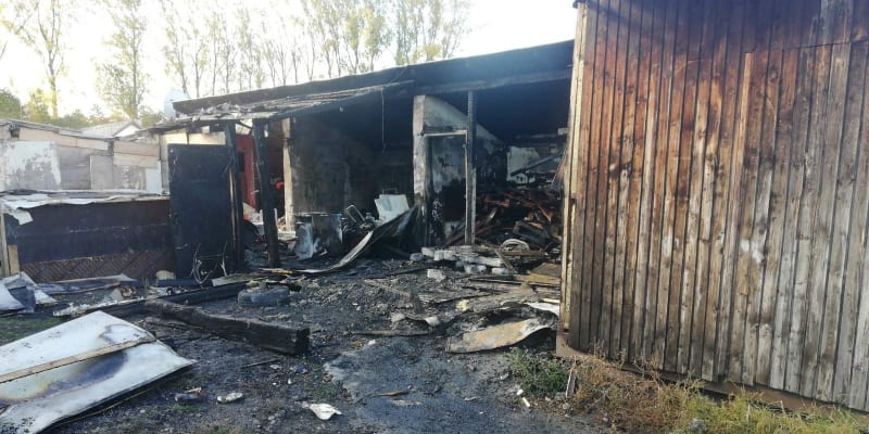 V pátek kolem poledne hasiči zasahovali u požáru domu v osadě. Dvě malé děti zahynuly.