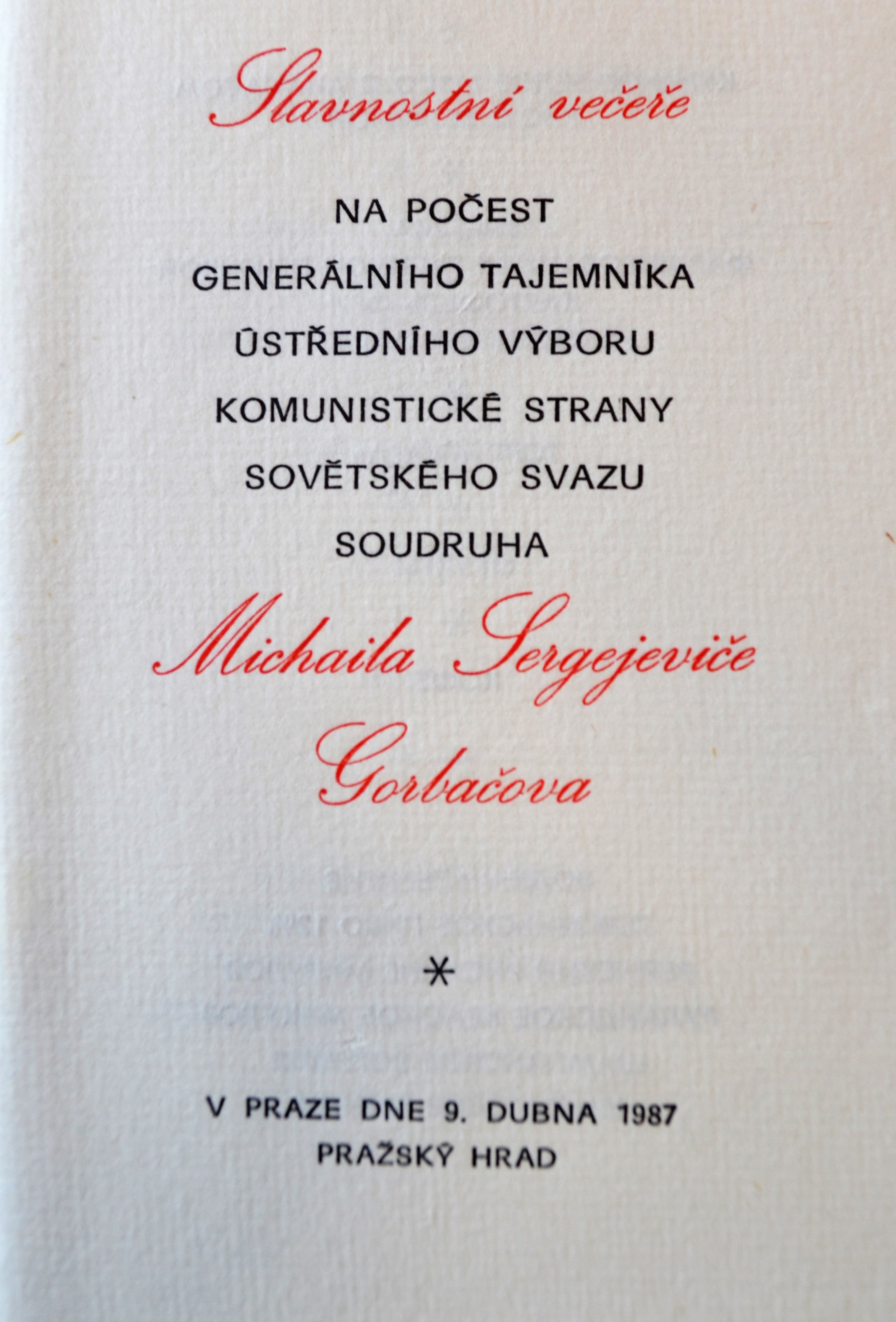Hradní menu pro sovětského vůdce Michaila S. Gorbačova v roce 1987. (Zdroj Archiv KPR, reprofoto Ivan Motýl)
