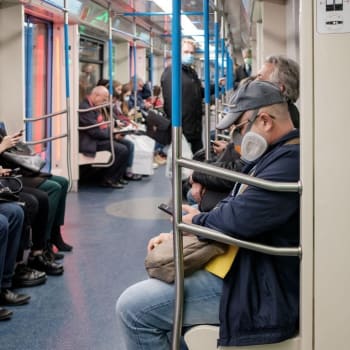 Policisté v newyorském metru nešli příkladem a neměli nasazenou roušku. Když je na to jeden pasažér upozornil, byl násilně vyhozen. (ilustrační fotografie)