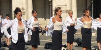 Protest proti změnám svlékáním. Bývalé letušky překvapily turisty v centru Říma