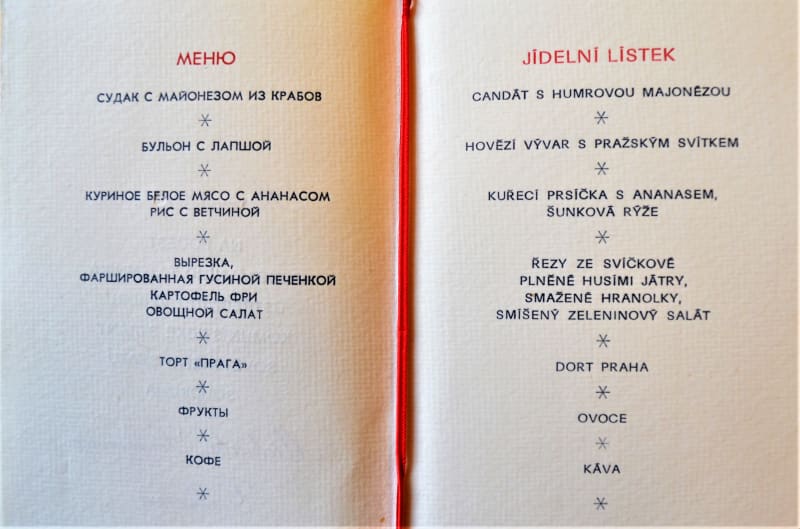 Hradní menu pro sovětského vůdce Gorbačova z roku 1987. (Zdroj Archiv KPR, reprofoto Ivan Motýl)