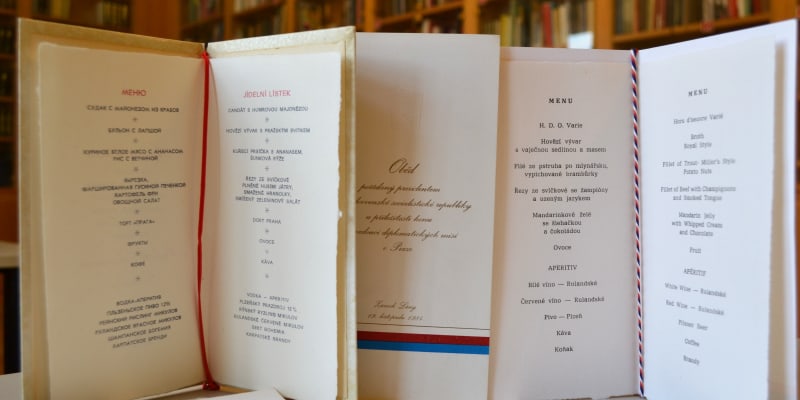 Jídelníčky z prezidentských recepcí v Archivu Kanceláře prezidenta republiky. (Zdroj Archiv KPR, reprofoto Ivan Motýl)