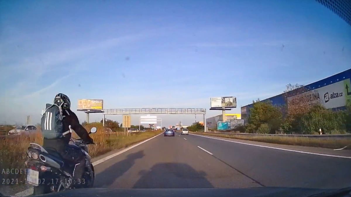 Riskantní kousek se odehrál na dálnici D10. Neznámý motorkář tam pořádně vyděsil řidiče osobního auta.