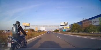 Nebezpečná jízda na dálnici D10. Motorkář tam pořádně vyděsil řidiče osobního auta