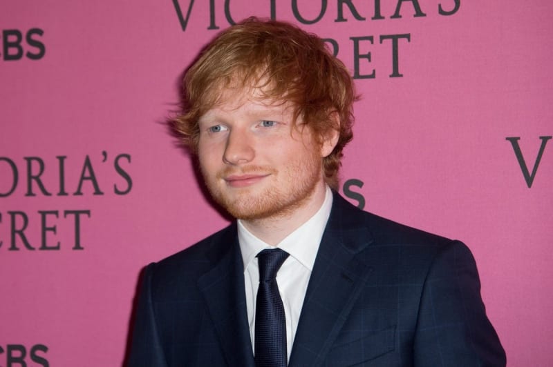Britský zpěvák Ed Sheeran na sociálních sítích přiznal, že se vloni potýkal s depresemi.