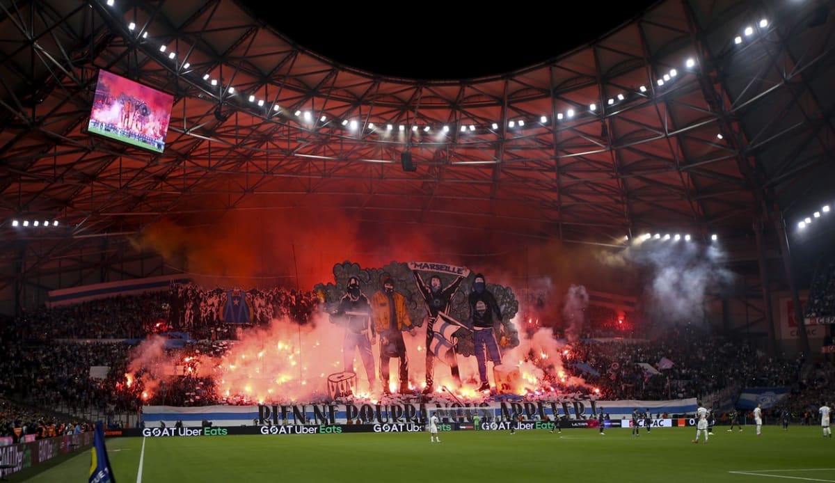 Fanoušci Olympique Marseille se prezentovali obřím choreem podpořeným pyrotechnikou.