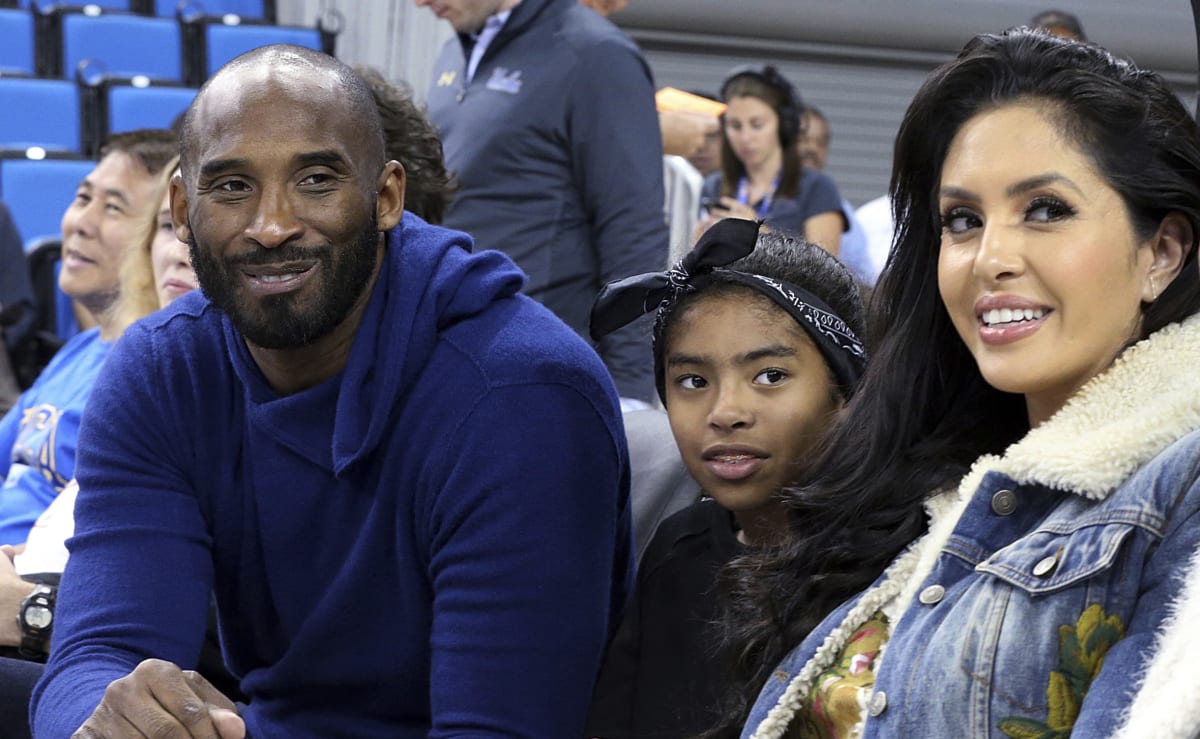 Kobe Bryant na fotografii z roku 2017 s dcerou Giannou a manželkou Vanessou.