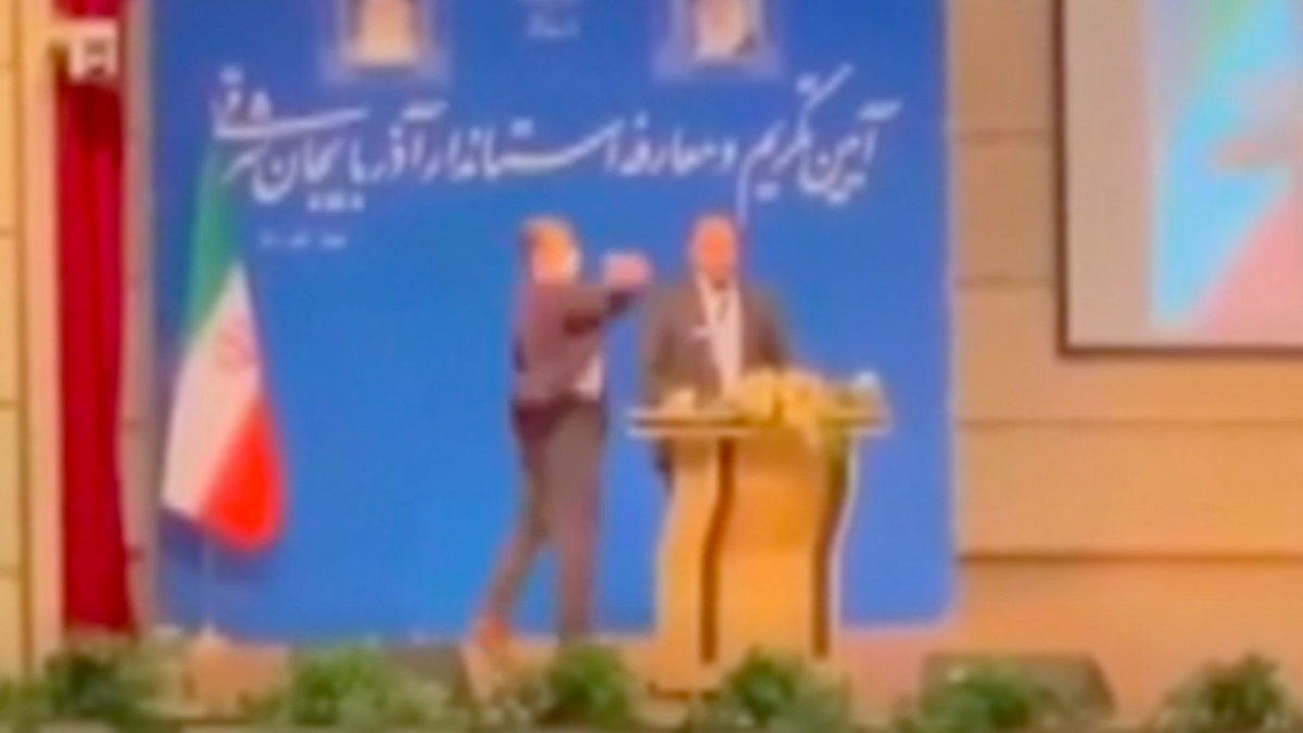 Íránský guvernér schytal při inauguraci facku. 