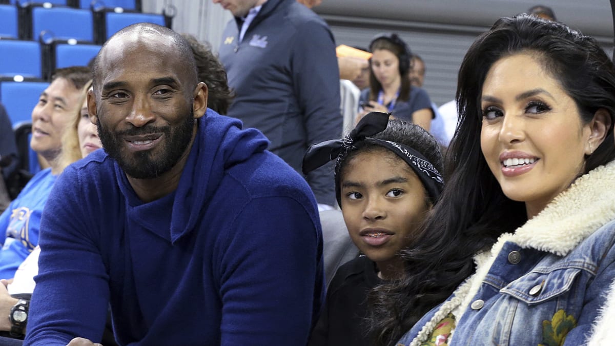 Kobe Bryant na fotografii z roku 2017 s dcerou Giannou a manželkou Vanessou.