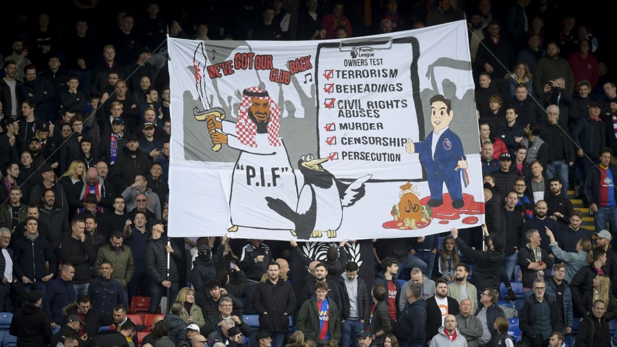 Nepřehlédnutelný transparent o víkendu vytáhli fanoušci Crystal Palace.