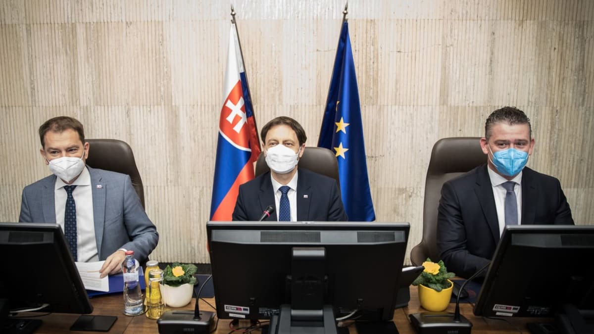 Slovenský kabinet nového premiéra Eduarda Hegera (uprostřed). Vlevo sedí bývalý předseda vlády Igor Matovič, který je nyní ministrem financí.