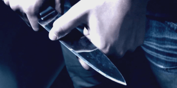 Drama v chomutovském bytě: Muž s nožem napadl manželku. Vyhrožoval, že ji podřízne