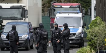 Mačety, obušky a pepřáky. Němečtí extremisté vyrazili chránit hranice, zasáhla policie