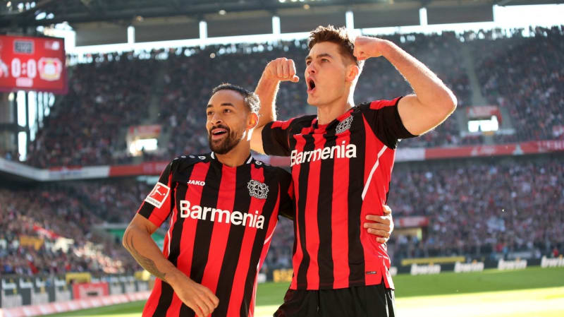 Patrik Schick (vpravo) slaví svůj gól v dresu německého Bayeru Leverkusen.