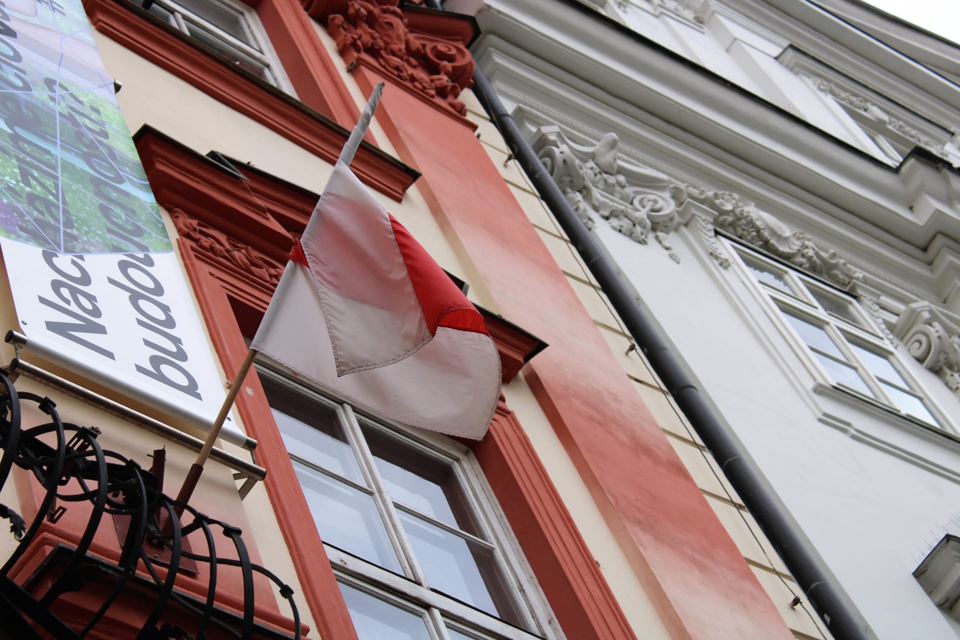 Nad ambasádou běloruské nezávislé kultury v Brně vlaje historická běloruská vlajka. Její užívání Lukašenko zakázal.