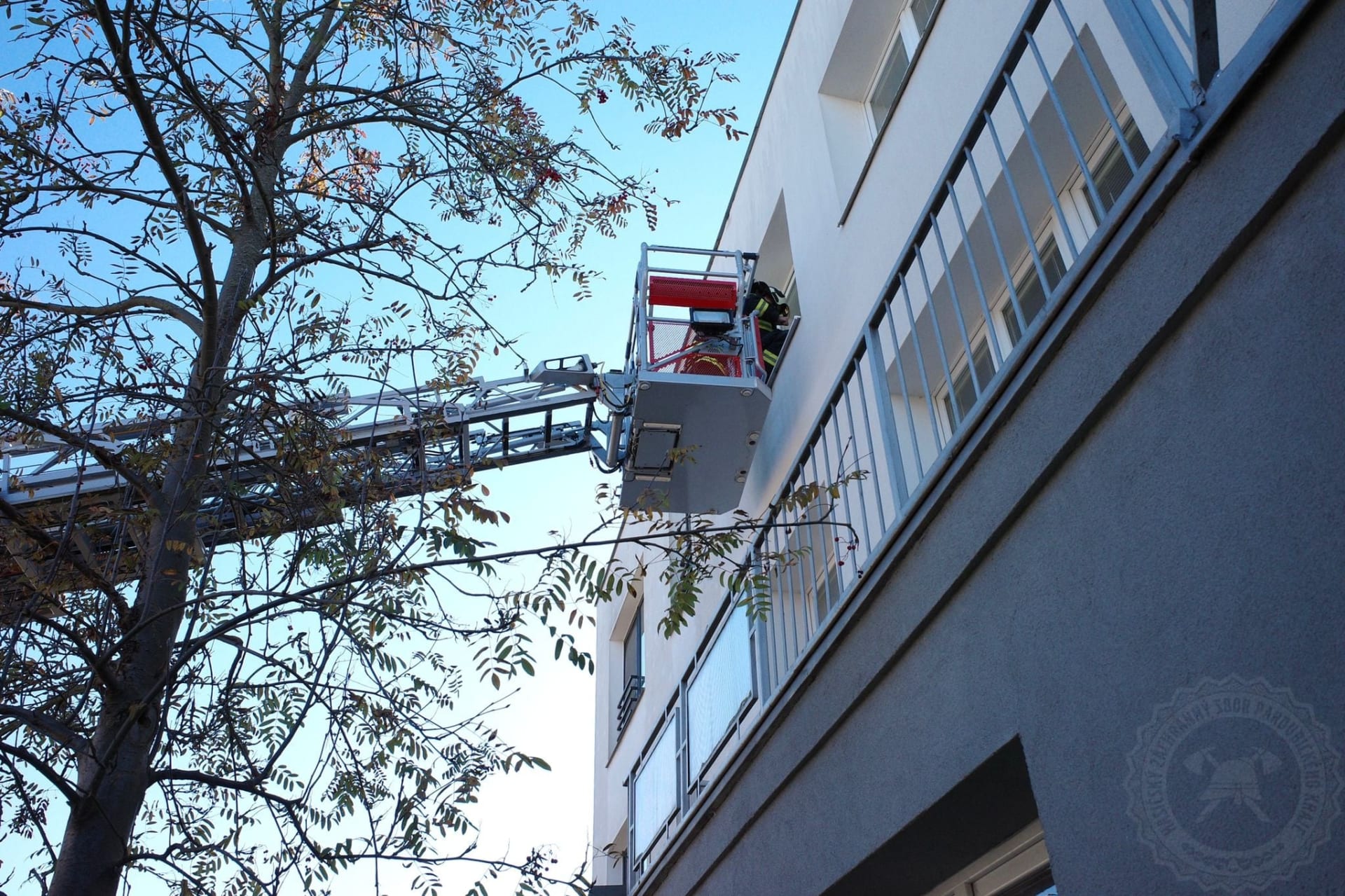 Hasiči pomáhali matce, kterou její 1,5roční syn zavřel na balkoně.
