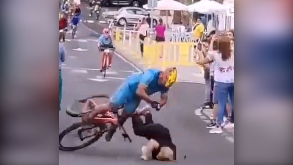 Cyklista v plné rychlosti srazil při závodě divačku.