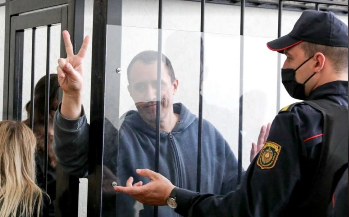 Pavel Sevjaryněc v kleci u soudu, který ho nechal zavřít na sedm let. Režim demonstranty líčí jako nepřátele Běloruska a teroristy.