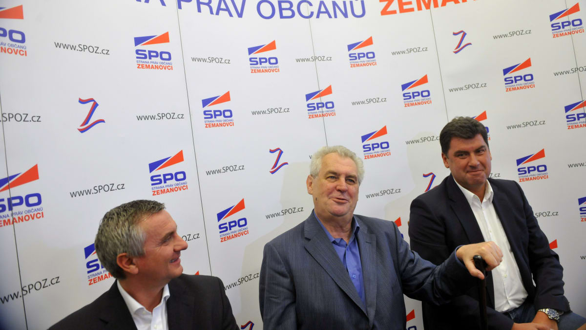 Podle Ondřeje Šloufa začali Vratislav Mynář a Martin Nejedlý prezidenta postupně odstřihávat od informací a lidí. 