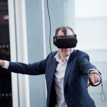 Brýle pro virtuální reality začínají být ve světě čím dál více populární.