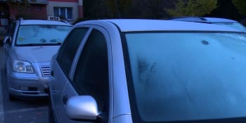 Zamrzlé okno i baterie? Užitečné rady pro řidiče, jak se vypořádat s ranním mrazem