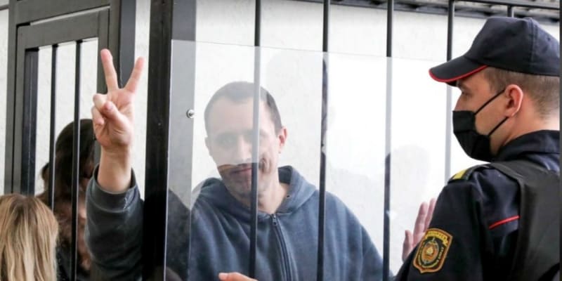Pavel Sevjaryněc v kleci u soudu, který ho nechal zavřít na sedm let. Režim demonstranty líčí jako nepřátele Běloruska a teroristy.