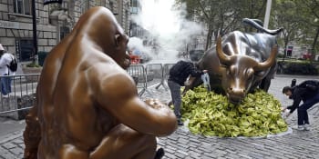 Obří socha gorily Harambe upozorňuje na prohnilost Facebooku. Byla i na Wall Street