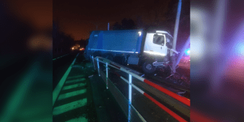 Nehoda v Podolí zastavila provoz tramvají. Popelářské auto tam smetlo sloup s troleji