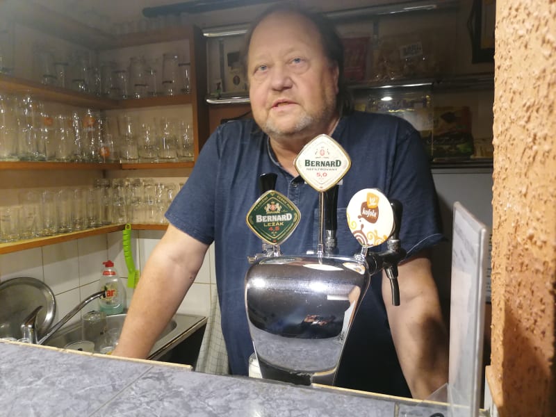 Kovárna v Dobroslavicích na Opavsku. Hospodský Vlastík Ulrych se obává, že dělení hostů na očkované a neočkované zničí smír mezi štamgasty.
